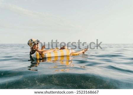 Similar – Foto Bild Hübsches Mädchen, das auf rosa Donuts in einem Pool schwimmt. Lächelnd. Spaß und sommerlicher Lebensstil