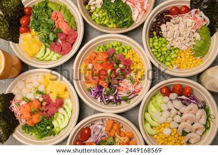 Similar – Foto Bild Japans Poke Bowl mit Meeresfrüchten und Salat und vegane Schale mit Gemüse und Kichererbsen in nachhaltigen Lebensmittelbehälter auf grauem Hintergrund. Umweltfreundliche Lieferung von Lebensmitteln mit plastikfreiem Besteck. Ansicht von oben.