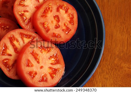 Round slices of tomato