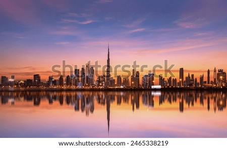 Foto Bild Blick auf die glühende Stadt unter Wolken im Sonnenuntergang