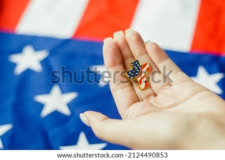 Foto Bild junge Frau, die bei Sonnenuntergang die Flagge der Vereinigten Staaten im Freien hält. Unabhängigkeitstag in Amerika, Konzept des 4. Juli