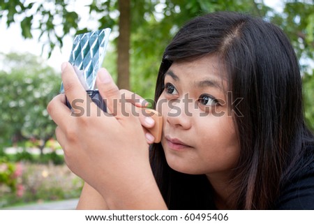 the woman make up in the park,mark up beatu