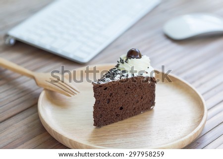 Chocolate Cake And computer equipment. Time and time to eat during working hours.