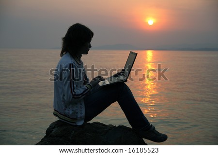 The girl with notebook and a decline on the sea.