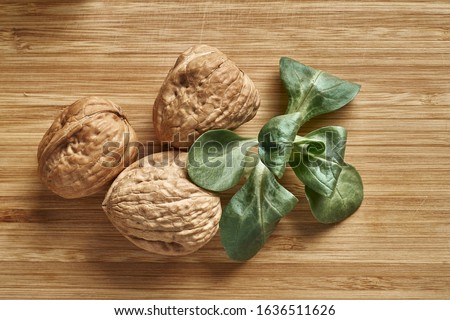 walnut and a cracked walnut closeup shot. Foto d'archivio © 