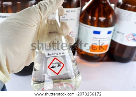 sulfuric acid in glass, chemical in the laboratory and industry Foto stock © 