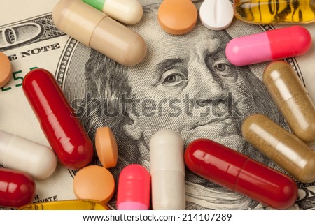Some pills on a one hundred dollars banknote.