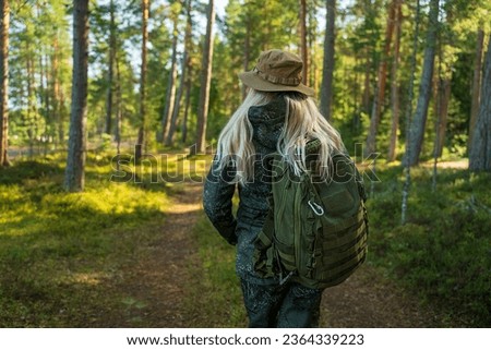 Similar – Foto Bild Stilvolle blonde Frau, die im Regen spazieren geht. Sie hält einen schwarzen Regenschirm in einem nicht gesperrten Bereich.