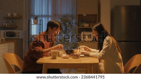 Foto Bild Fröhliches Paar beim Mittagessen im Cafe