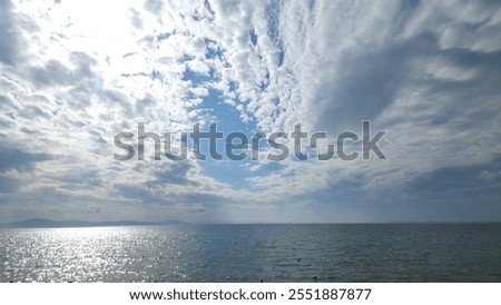 Foto Bild Himmel über silbriger See und Meer