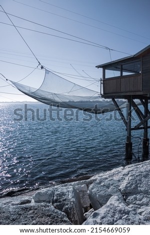 Small wooden fisherman's hut with a balance net. Sottomarina Dam, lido of the city of Chioggia. Vertical image. Foto stock © 