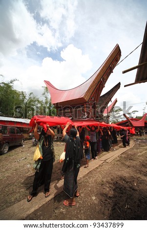 TANA TORAJA, INDONESIA - JAN 30 : Family members line up before burial procession parade begin on Jan 30,2010 in Tana Toraja,Indonesia. Torajan funeral rites is regarded as  important social event