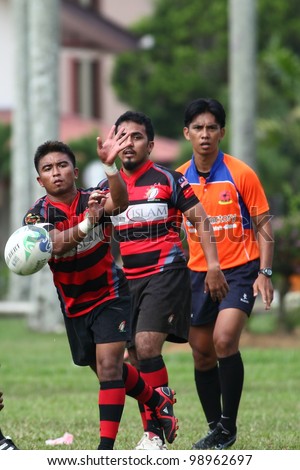 KUALA LUMPUR-MARCH 31: Unidentified SAHOCA players pass the ball during a Malaysian Rugby Union(MRU) Super League 2012 match (UiTM Lions vs SAHOCA) on March 31,2012 in Kuala Lumpur,Malaysia