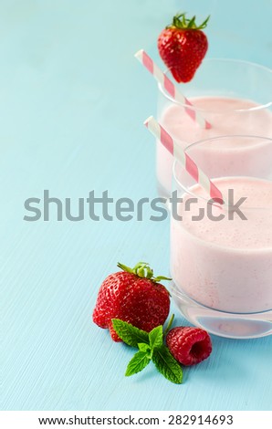 Fresh healthy strawberry smoothie, summer refreshing drink, milk shake with ripe berries copy space
