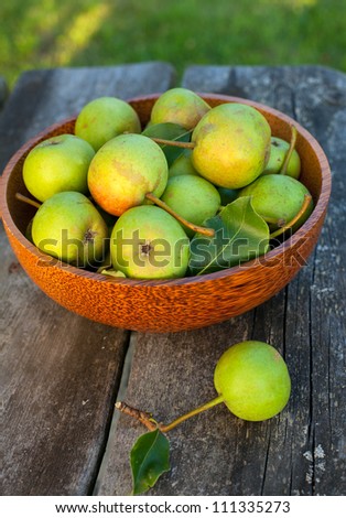 bowl with fresh pears on wooden table