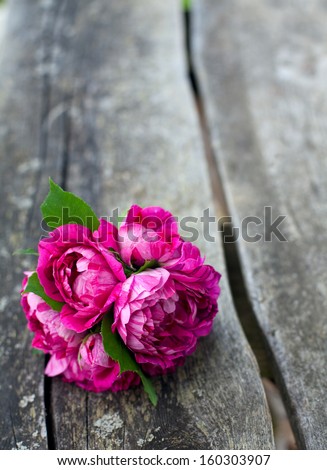 bunch of violet striped roses on wooden surface