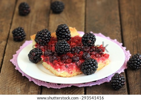 pie with blackberries