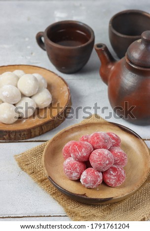 Moci merah putih. Red and White Mochi or moci cake. One of traditional snack from Indonesia. Made from glutinous rice flour with sugar and roasted peanut filling. Foto d'archivio © 