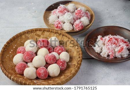 Klepon, Cenil, moci merah putih, Red and white klepon, cenil, moci is Indonesian traditional snack called jajanan pasar. Foto d'archivio © 