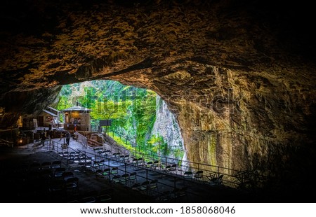 View of the Peak Cavern, also known as the Devil's Arse, in Castleton, Derbyshire, England, UK Stock fotó © 