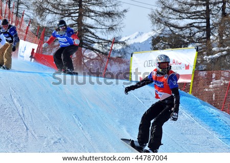 VEYSONNAZ, SWITZERLAND - JANUARY 15: World championship Snowboard cross  finals. Dominique maltais leads Helene Olafsen. Janary 15, 2010 in Veysonnaz, Switzerland.