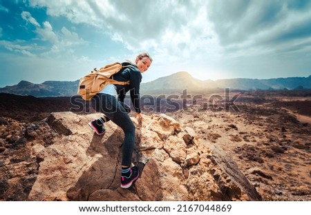 Similar – Foto Bild Tourist, der auf einem Hügel steht und eine wunderbare Landschaft betrachtet