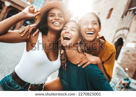 Similar – Foto Bild Fröhlich diverse Freundinnen lachen und nehmen Selfie auf Rasen im Park liegen