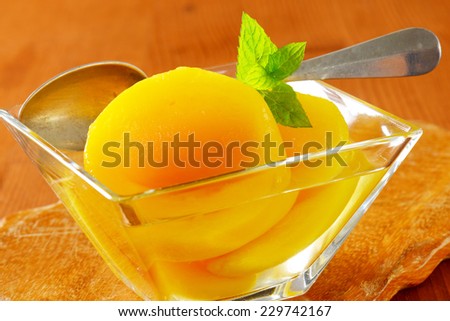 Canned yellow peach in glass bowl