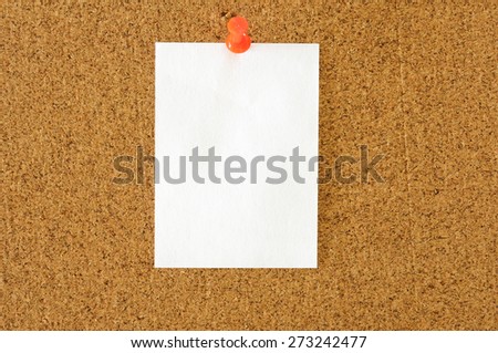 closeup of blank note paper on cork board