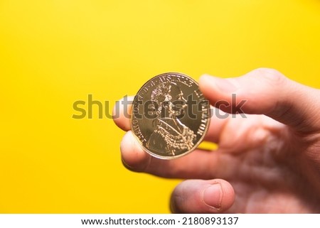 the man holds a gold bullion coin. Four ducats. Investing in gold Photo stock © 