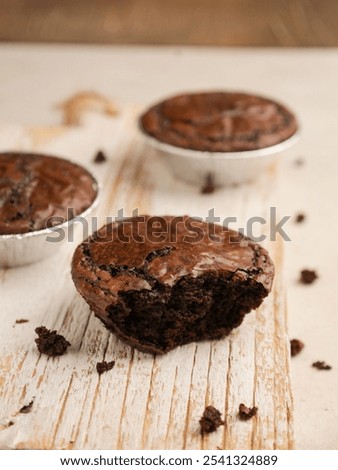 Similar – Foto Bild Textur eines gebackenen Brownie-Schokoladenkuchens mit gegossener Schokolade. Gekochte hausgemachte Speisen