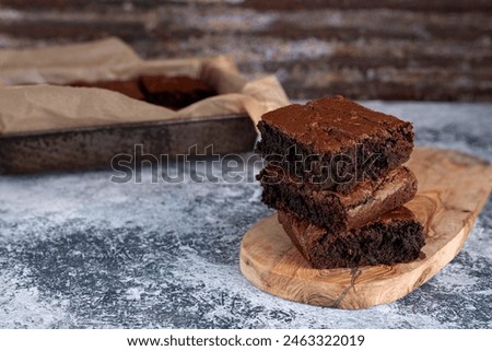 Similar – Foto Bild Textur eines gebackenen Brownie-Schokoladenkuchens mit gegossener Schokolade. Gekochte hausgemachte Speisen