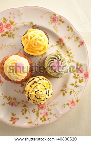 various of cup cakes, present its colorful and decoration. Gift box behind.
