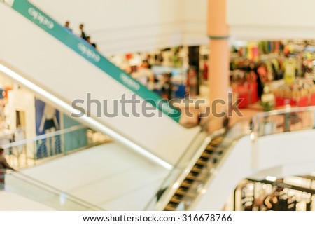 blurry of people move on escalator at supermarket/mall blur for background and shopping fashion