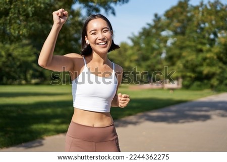 Foto Bild Fit junge Frau trainiert in der Natur