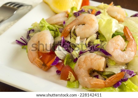 tossed green salad with fresh shrimp \