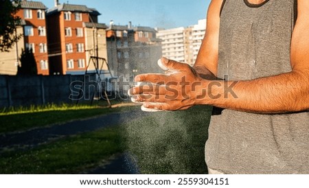 Similar – Foto Bild Fitness-Mann, der sich die Hände mit Kreide-Magnesium-Pulver einreibt.