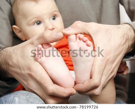 Baby?s feet in dad?s palms