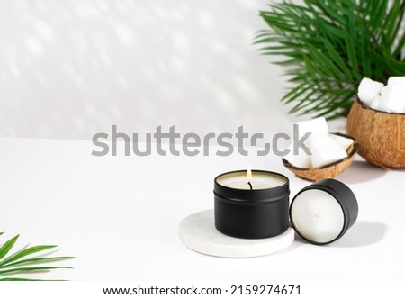 Coconut wax candle in a black jar on a white background. natural eco friendly coconut wax candles. Trendy concept. minimalist. isometric projection. copy space Foto stock © 