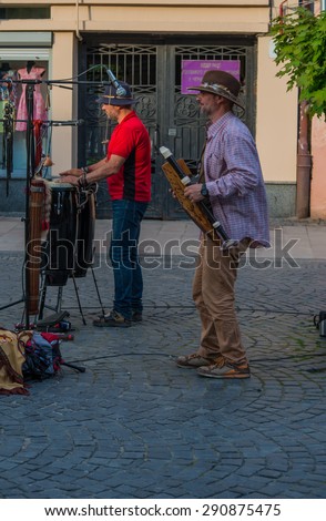 CHERNIVTSI, UKRAINE - MAI 31, 2015: Street performer. Street musicians playing music. Day off in the city center.