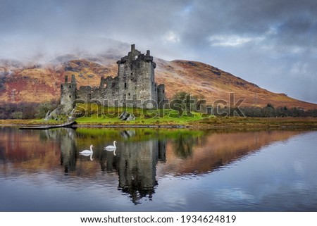 Kilchurn Castle on Loch Awe in the Scottish highlands near Glencoe and Oban. Historic castle in Scotland reflected in the loch with swans swimming past Foto stock © 