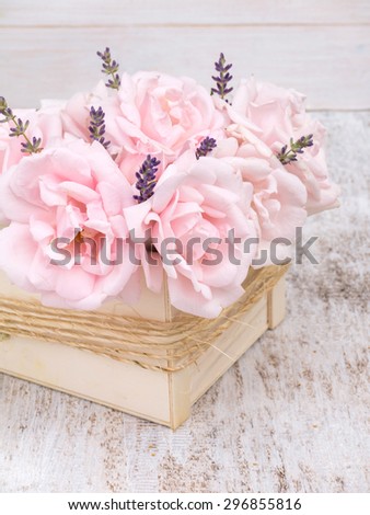 Pale pink roses and lavender bouquet in the wooden box tied with jute rope