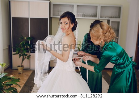 bridesmaids and bride prepare for the wedding in the color green