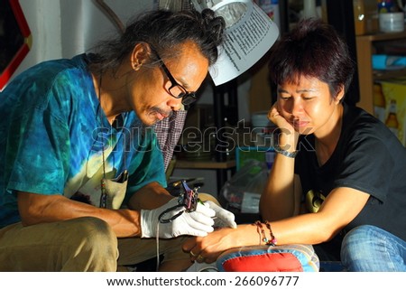 April 1, 2015, tattoo designs on the body by artisans native of Chiang Mai, Thailand. There are people interested in doing with motifs from the small to the big picture.