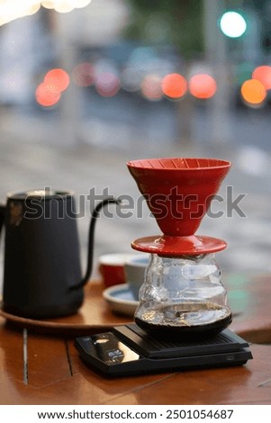 Similar – Foto Bild Zubereitungsprozess von V60-Kaffee, Filterkaffee, Aufgießen von heißem Wasser auf den Kaffee