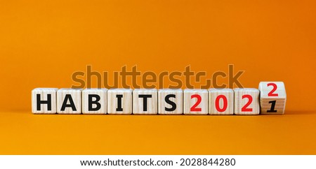 2022 habits and new year symbol. Turned a wooden cube and changed words 'habits 2021' to 'habits 2022'. Beautiful orange background, copy space. Business, 2022 habits and new year concept. Foto stock © 