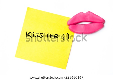 notepad with message : kiss me