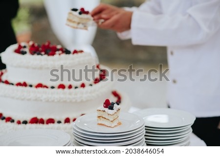 Similar – Foto Bild Person, die den Kuchen auf dem Tisch anschneidet