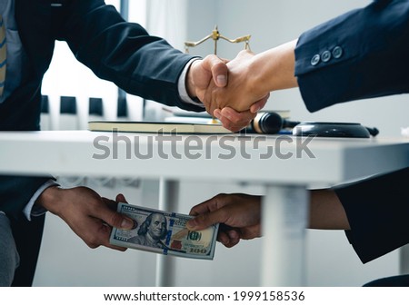 business people shaking hands and Give an under-the-table bribe to an attorney to help a lawyer win a court case. Bribery and Kickback Ideas Fraud and Fraud Foto d'archivio © 