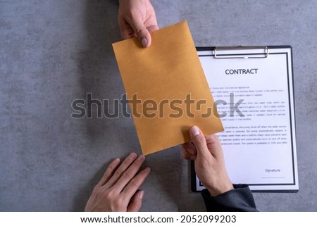 Businessmen or politicians agree to accept bribes given in envelopes. To do illegal business, corruption in the contracting business, corruption concept and bribery. Foto stock © 